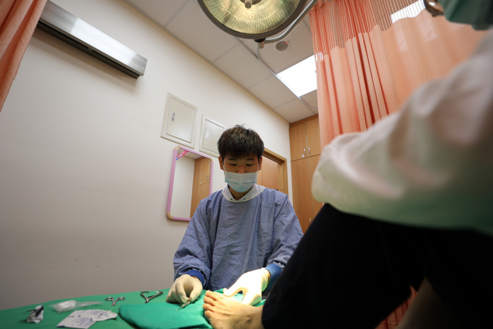 花蓮慈院皮膚科主治醫師陳威宇為病人進行指甲矯正