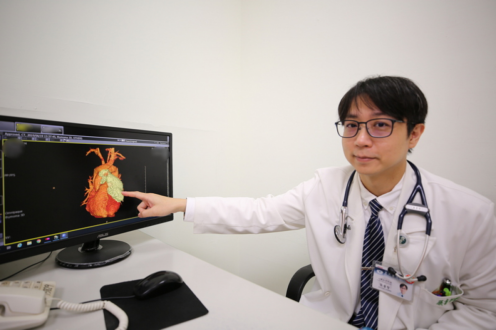 花蓮慈濟醫院外科部主任張睿智，指出陳先生的胸腺瘤非常靠近心包膜