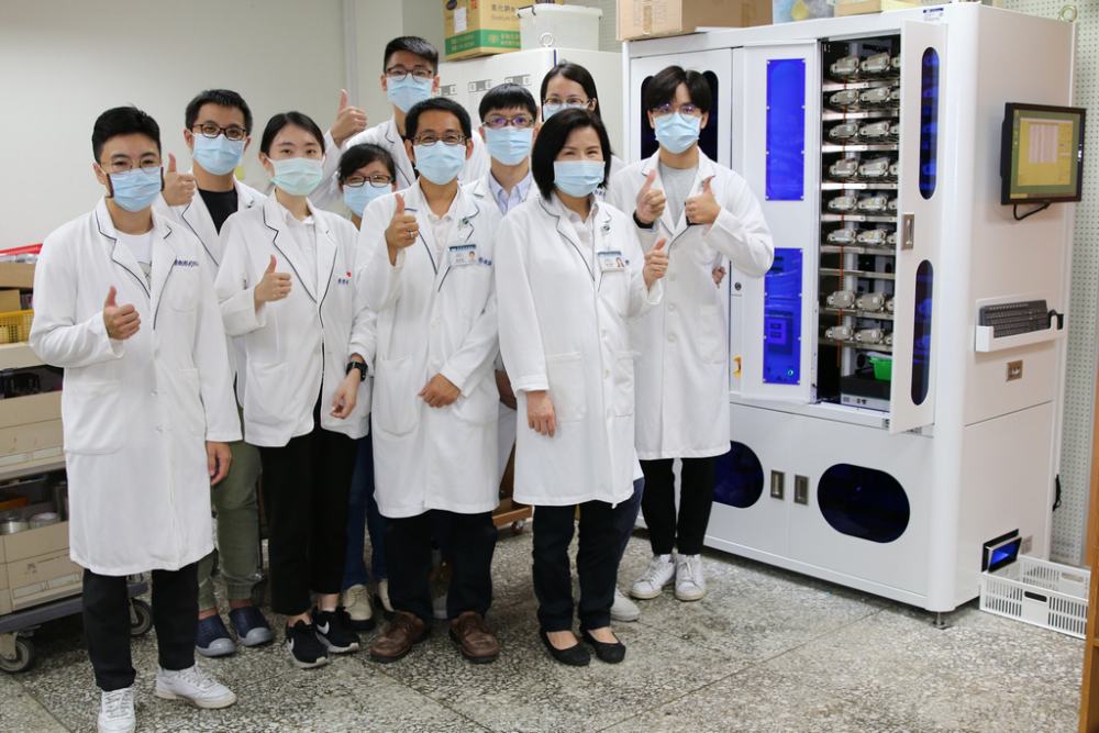 花蓮慈濟醫院在今年九用引進東台灣第一部「全自動針劑包藥機」