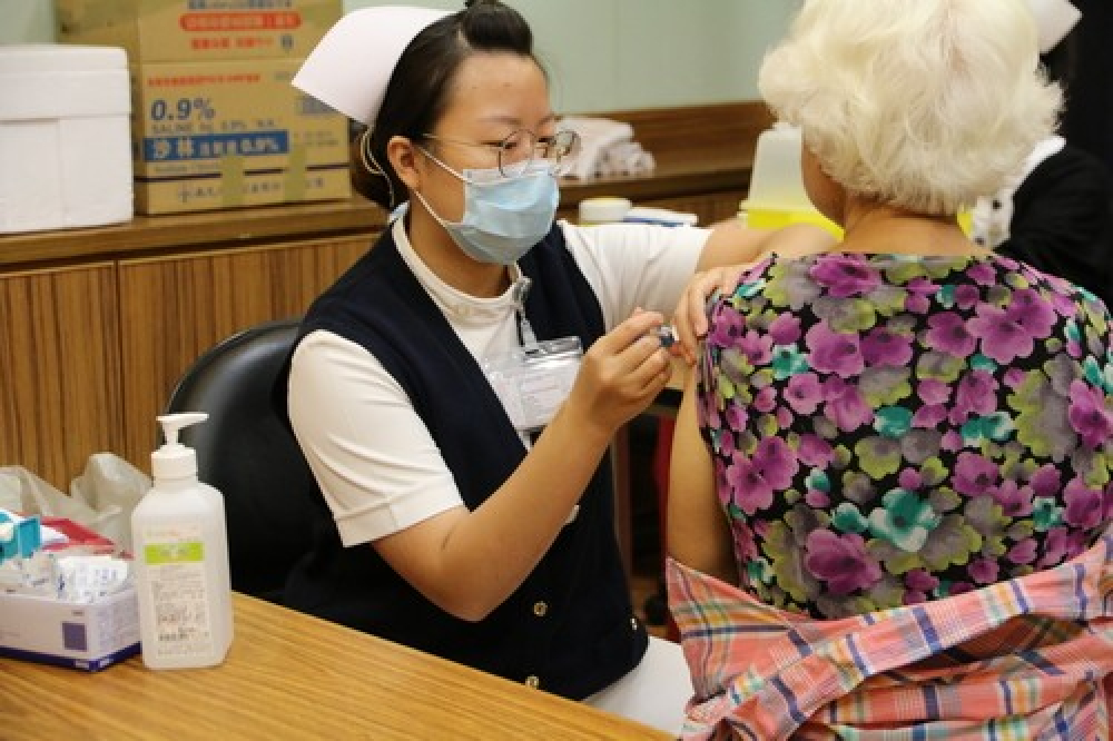 花蓮慈濟醫院自十月十五日起，特別針對年滿65歲以上的長者，公費施打流感疫苗服務，兩天服務量就超過八百人。