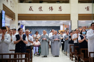 花蓮慈濟醫院在八月二十四日下午舉辦「七月吉祥孝親祈福會」，超過百人虔誠祈求天下平安、無災難。