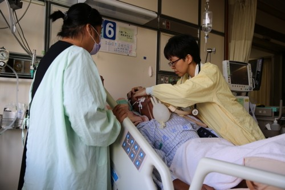 十三日上午，在家屬的陪伴下，內科加護病房陳逸婷主任為張金庫撤除維生醫療。