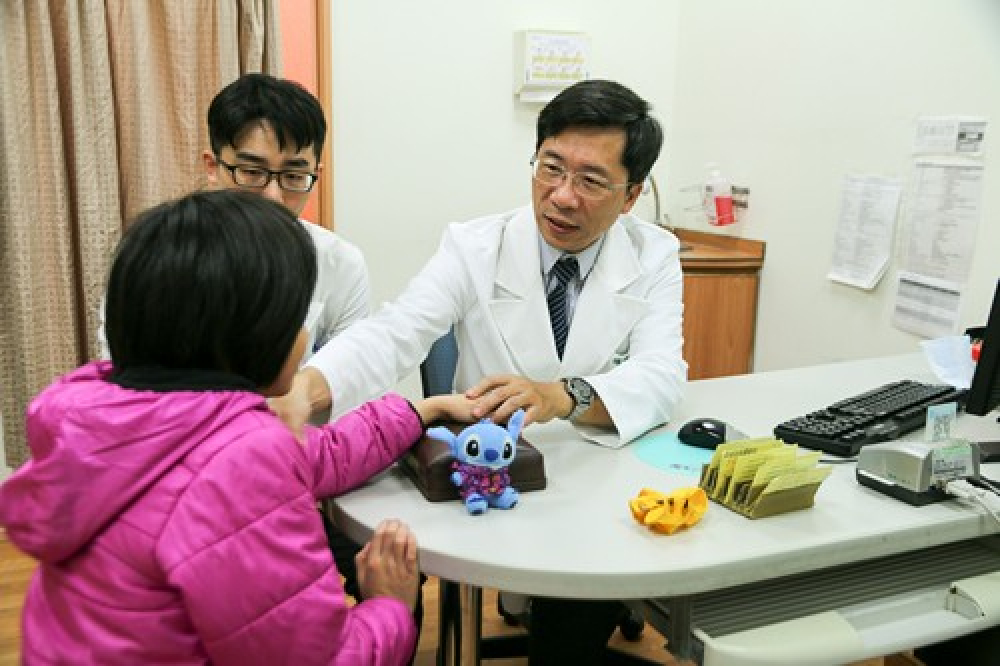 大學學測逼近，中醫部兒科主任楊成湛（右）分享考生保健提升腦力。