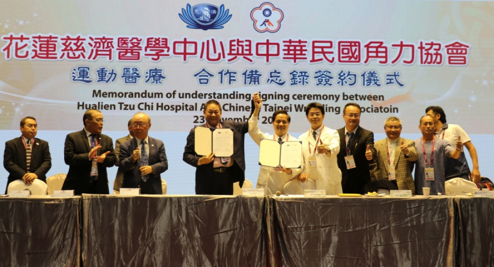 花蓮慈濟醫學中心林欣榮院長(右六)與中華角力協會理事長張聰賢(左四)簽署合作備忘錄。