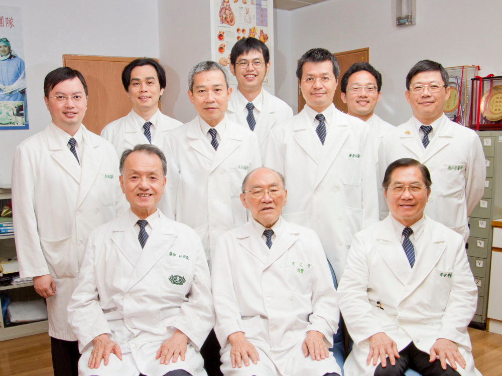 2011年8月，花蓮慈濟醫院榮譽院長曾文賓(前排中)、醫療法人執行長林俊龍(前排左一)，與心臟內科團隊合影。王志鴻副院長(後排左三)