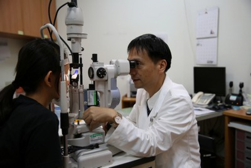 邱正仁醫師在為近視患者配戴塑型片時，要經過詳細的檢查及驗配流程，才能訂製適合的鏡片。