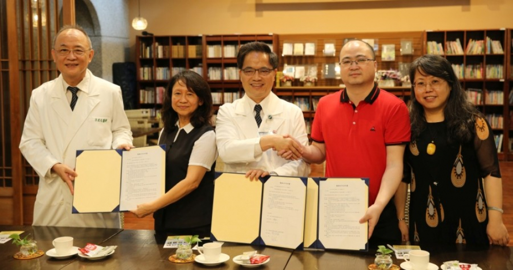 在團隊的見證下，花蓮慈院院長林欣榮與黃亦加總經理代表簽下合作約定。