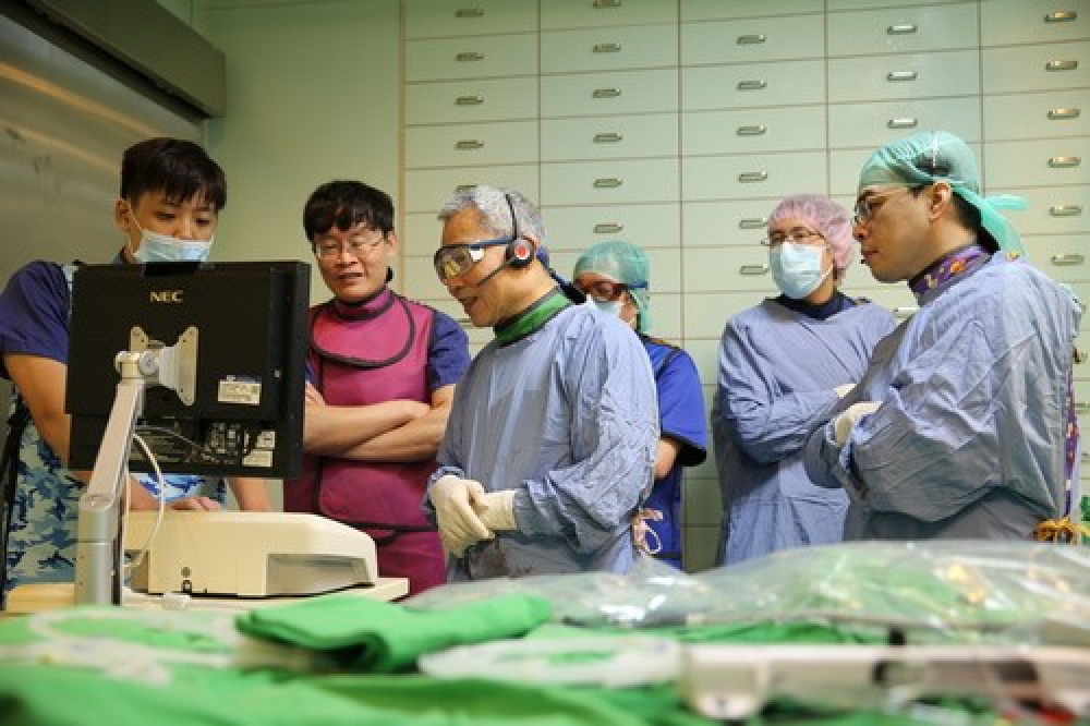 王志鴻副院長、陳郁志主任與柳營奇美醫院心血管中心顧博明主任（左二）討論術式。