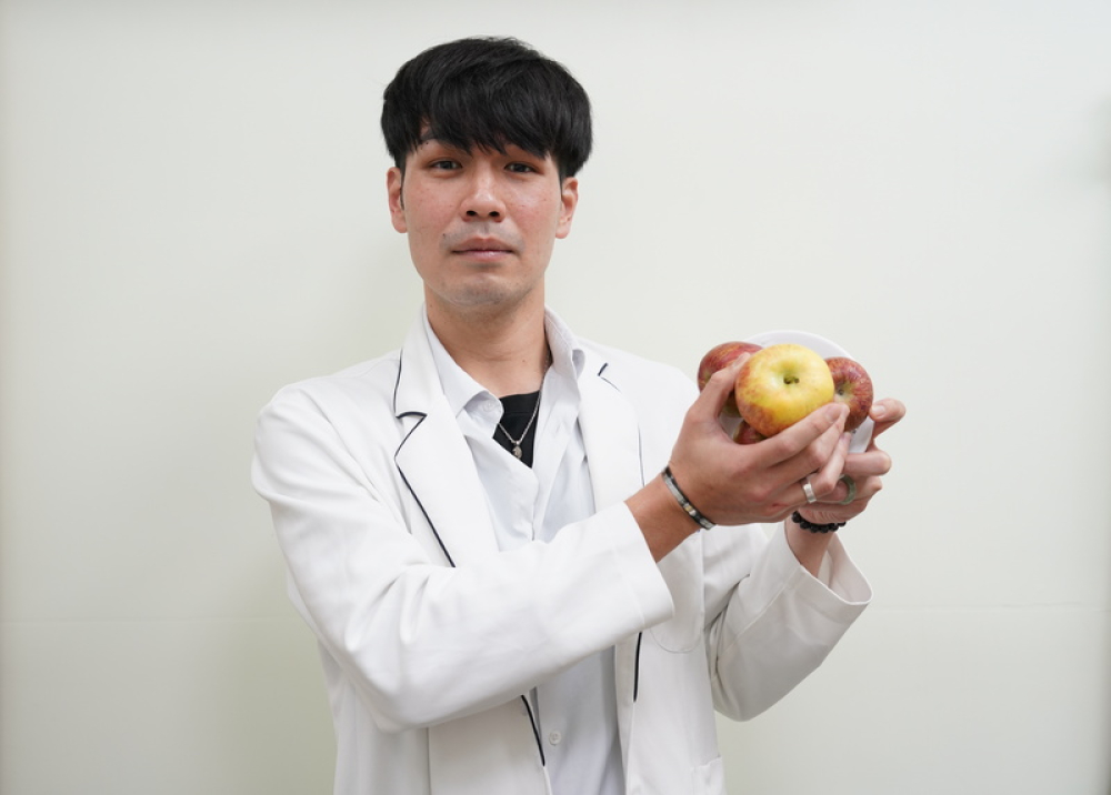 花蓮慈濟醫學中心營養師陳昱升提醒民眾除了豐盛年菜、零嘴，過年也別忘了健康蔬果均衡營養。