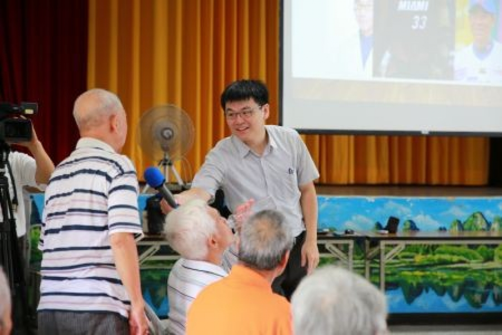花蓮慈院腎臟內科醫師徐儒將與社區長者互動。
