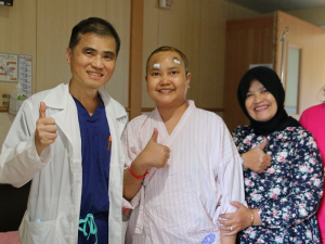 圖:神經外科邱琮朗主任(左一)成功為印尼病人Dessy(左二)切除腦中四公分大的顱咽瘤。 Dessy與母親(左三)向邱主任表達感恩。