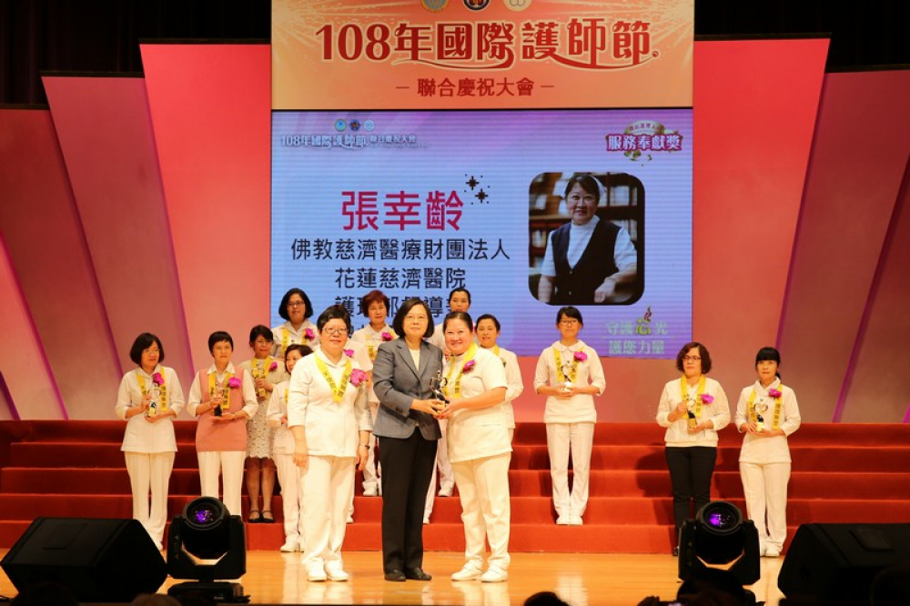 花蓮失智共照中心主任張幸齡(右)獲得今年全國護理人員「服務奉獻獎」，於五月八日接獲總統蔡英文表揚。