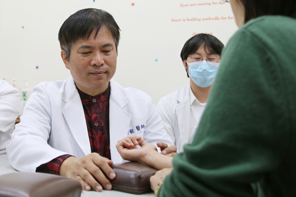 專長「脈學」的中醫師楊世敏，從今年一月起，每月第二週的週四下午於花蓮慈濟醫院提供門診服務，且診治、教學並行