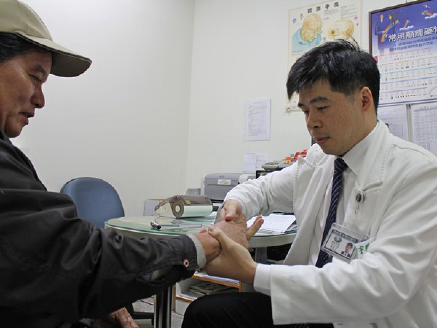 神經科醫師羅彥宇（右）為病人檢查。