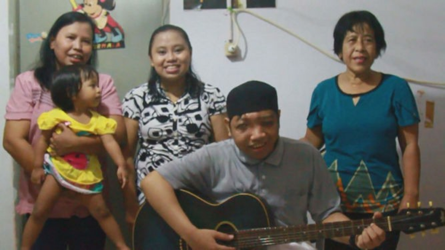 來自印尼的國際個案蘇霏安（右二），透過越洋影片，與媽媽（右一）、岳母（左一）、妻子（左二）、 女兒一起向花蓮慈院獻上祝福。