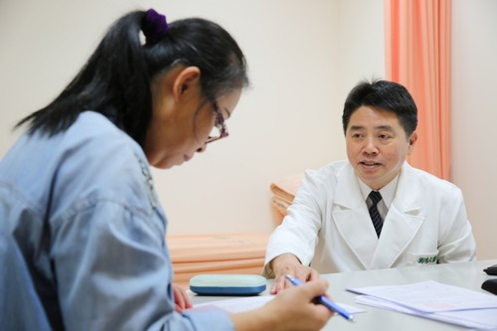 職業醫學科暨東區職業傷病防治中心劉鴻文主任積極協助病人完成工作內容調查。