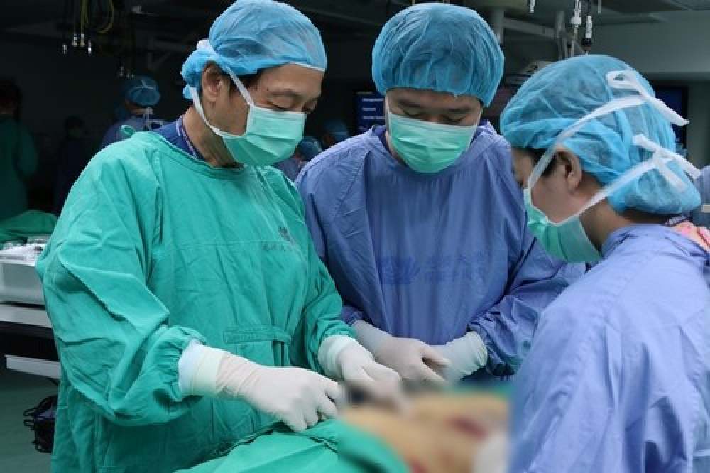 遠從日本來的Dr. Hiroyuki Kanao，「No－look No－touch」 (不看不碰)的子宮頸腫瘤手術技術。