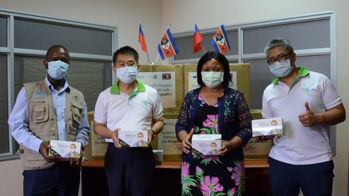 史瓦帝尼王國衛生部次長Simon M. Zwane，國合會技術團葉常青團長，史國衛生部長Senator Lizzy Nkosi，以及國合會計畫經理人楊植亙收到口罩，感謝花蓮慈院的捐贈。
