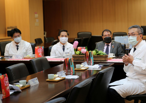 左圖：國際醫學中心鄭順賢副主任分享新南向計畫交流成果。