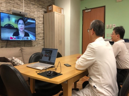 花蓮慈濟醫院與UERM小兒科視訊會前會，國際醫學中心李啟誠主任、小兒部張宇勳醫師與菲律賓小兒科醫學會理事長Dr. Joselyn Eusebio討論細節中