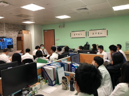 右圖：花蓮慈濟醫院小兒部張宇勳部長會後輔以中文指導慈院的醫學生。
