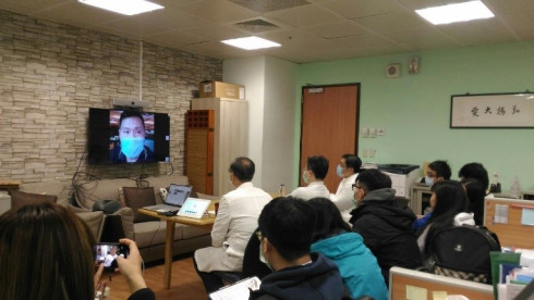 左圖：2021/01/18 台菲視訊會議小兒部醫學講座，與上線之菲方醫師互動。