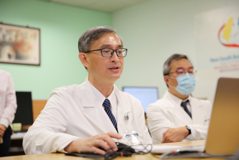 左圖：花蓮慈院國際醫學中心暨幹細胞與精準醫療研發中心主任李啟誠(左)表示，期待下半年疫情趨緩，花蓮慈院能進一步派醫師到印尼慈院，實地協助骨髓及造血幹細胞移植，幫助當地的病人。