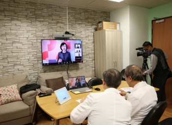 左圖：中華民國對外貿易發展協會秘書長林芳苗（左），參與「新南向臺菲智慧醫療視訊論壇」。