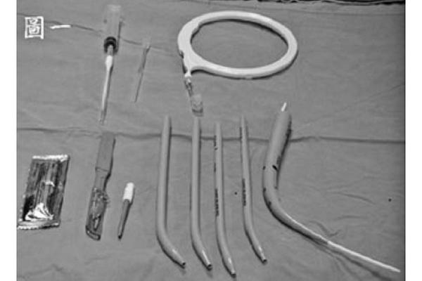  藍犀牛氣管引導器組(Ciaglia Blue Rhino Percu- taneous Tracheostomy Introducer Set)。