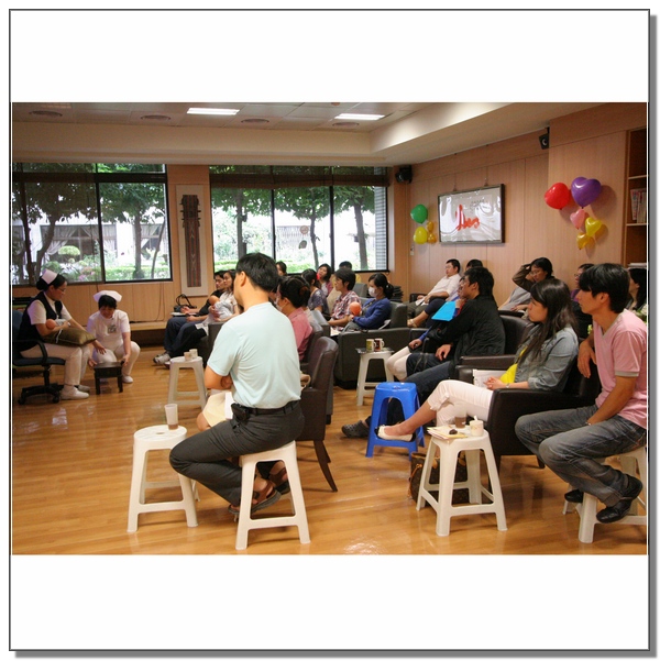 透過「孕婦親職學習工作坊」，護理部門診組醫護團隊分享幫新生兒沐浴與如何包尿布等豐富課程。