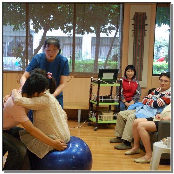 婦產科孫曉薇專師（中）在課堂中，與準爸爸、準媽媽們分享如何實際操作按摩產球。